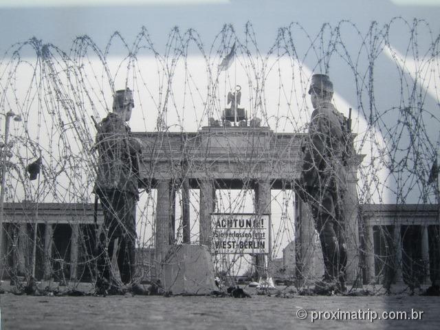 Muro de Berlim divide o Portão de Brandemburgo (Brandenburger Tor)