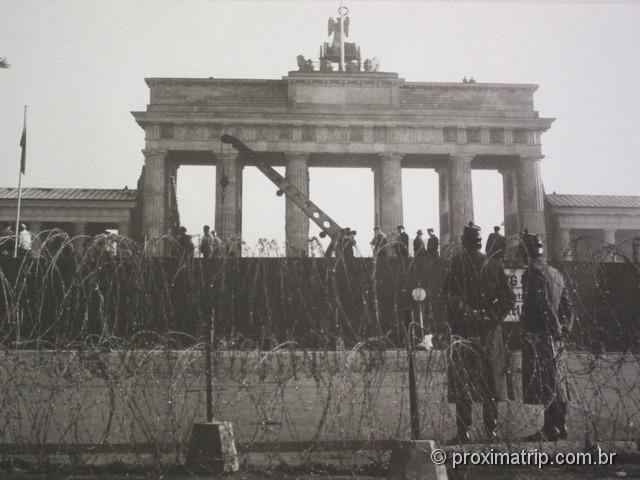 Muro de Berlim divide o Portão de Brandemburgo (Brandenburger Tor)