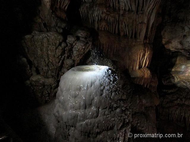 Estalagmite em crescimento na caverna do diabo