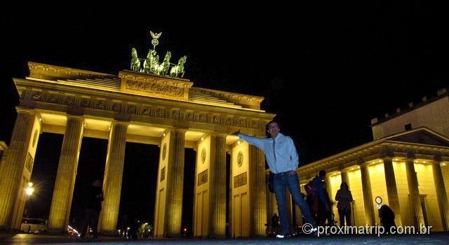 O Portão de Brandemburgo (Brandenburger Tor) todo iluminado, a noite