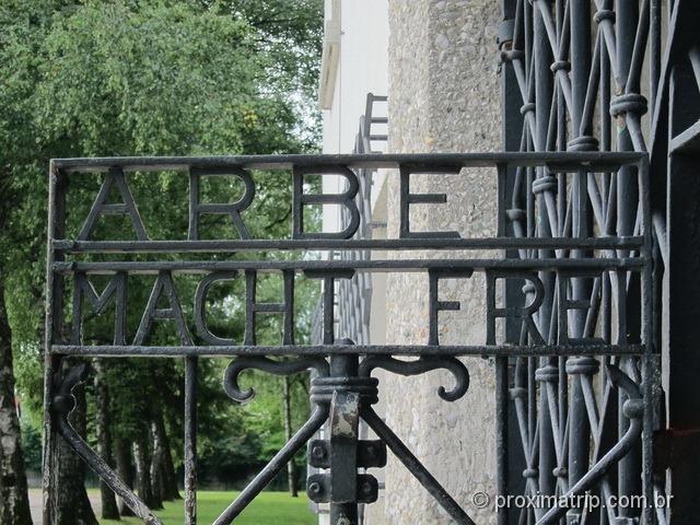 "O trabalho liberta" - dizeres na grade de entrada de Dachau