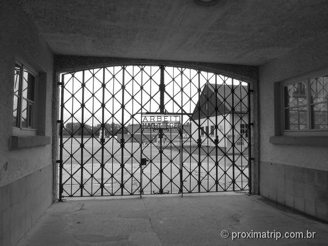 grade entrada Campo de Concentração de Dachau trabalho liberta