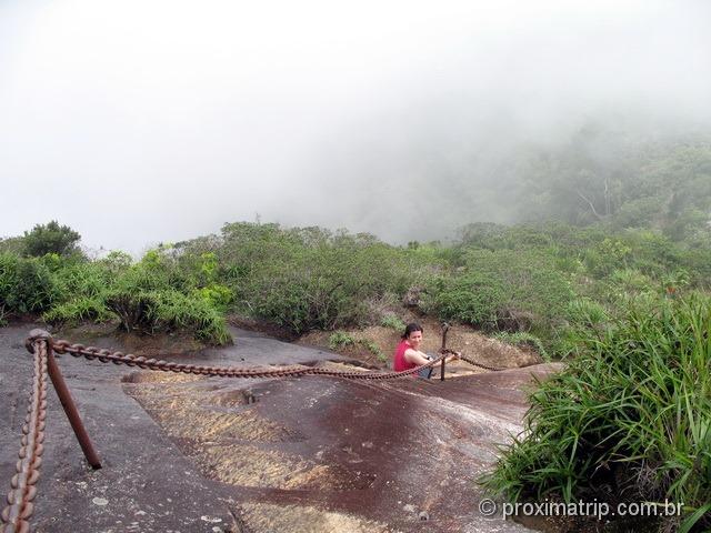 trilha do Pico da Tijuca - trecho final de escadas esculpidas nas pedras