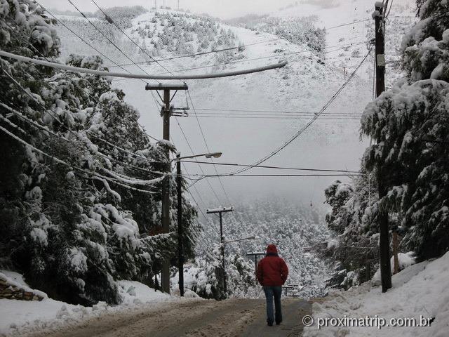 Rua de Bariloche após forte queda de neve