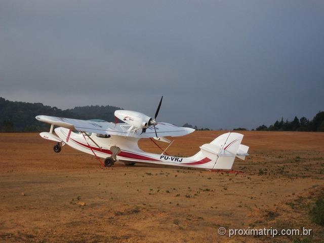 Avião hélice em cima asa