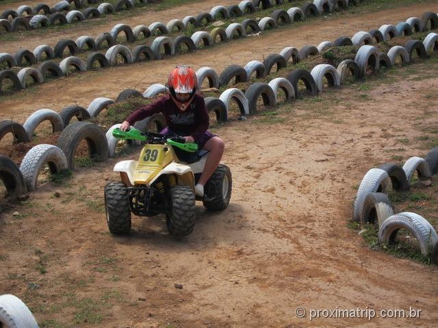 Pilotando um quadriciclo em Monte Verde - pista para iniciantes