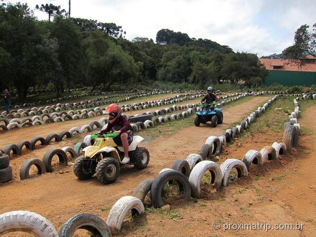 Pilotando um quadriciclo em Monte Verde - pista principal