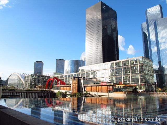 Fonte de Iaacov Agam e prédios Futuristas em La Défense - Paris