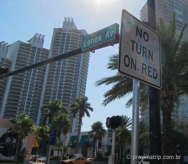 Como dirigir em Miami e Orlando, nos EUA – Placa avisando que, neste local, não é permitido furar o farol vermelho na conversão à direita