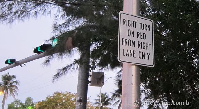 Como dirigir em Miami e Orlando, nos EUA – Placa orientando que virar a direita no farol vermelho só é permitido na pista da direita.