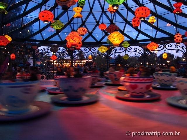 Disney Paris - Brinquedo "Mad Tea Cups" - xícaras que giram!