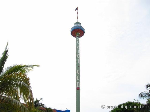 A torre giratória de Cancun vista de fora