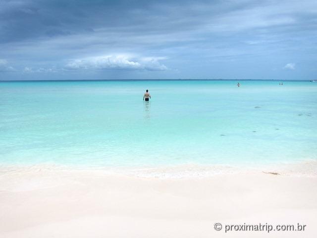 Belíssima praia em Isla Mujeres - mar sem ondas e cor da água azul bebê!