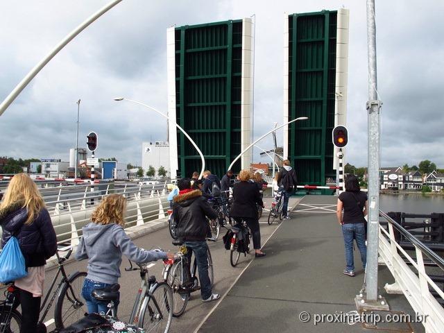 Ponte que levanta perto dos moinhos Zaanse Schans - Amsterdam