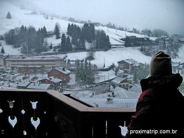 Vista de La Clusaz sob nevasca da varanda do hotel Carlina