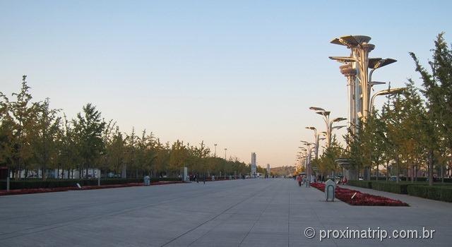 Enorme corredor que leva das saídas do metrô até o Estádio Olímpico e Water Cube em Pequim