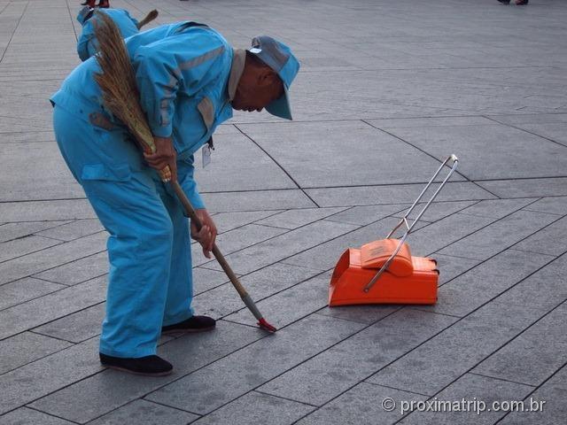 Senhor chinês limpando o chão do Centro Olímpico de Pequim