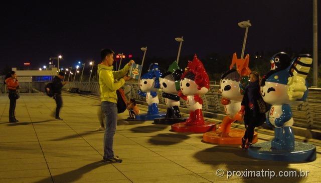 Parada para tirar foto com os Mascotes Olímpicos no Centro Olímpico de Pequim