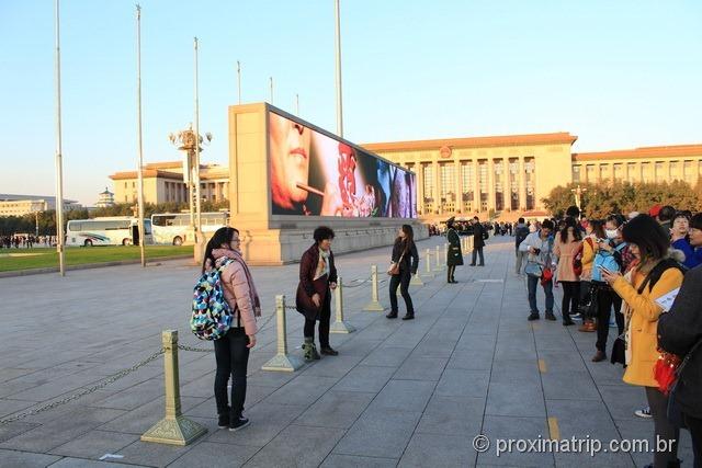 Moderno Painel LCD na Praça da Paz Celestial (Tian’an Men) - Pequim - China 