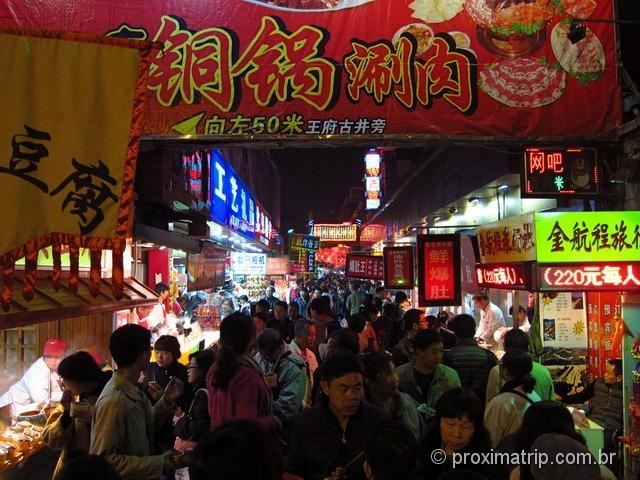 Travessa da rua Wangfujing, em Pequim - cheiro forte, comidas e bebidas muito estranhas