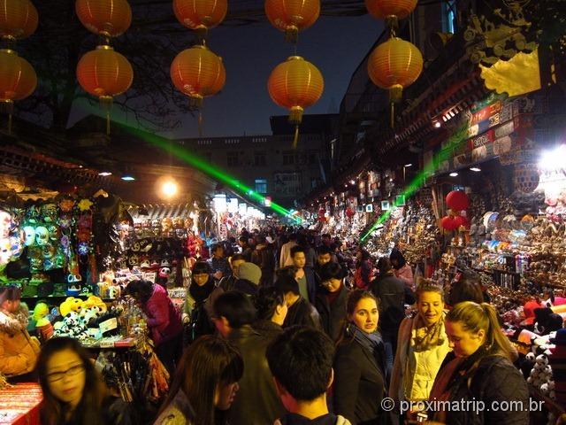 Passeio a noite nos arredores da rua Wangfujing, em Pequim