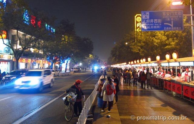 Pesseio a noite na rua Dong Anmen (travessa da rua Wangfujing), em Pequim