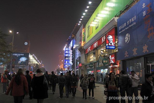 Pequim a noite: KFC na rua Wangfujing