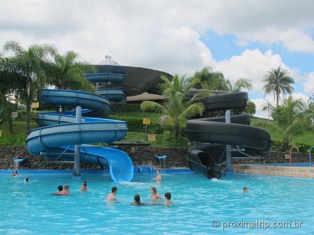 Toboágua em espiral aberto (azul) e fechado (preto) - Parque aquático Thermas Water Park - Águas de São Pedro