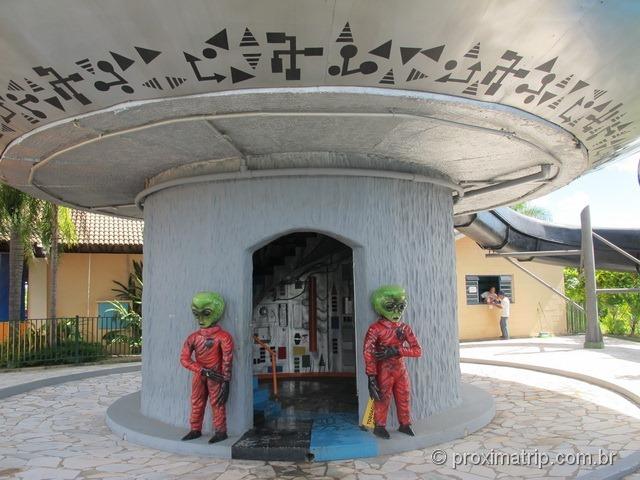 ETs guardam a entrada dos Toboáguas em espiral - Parque aquático Thermas Water Park - Águas de São Pedro