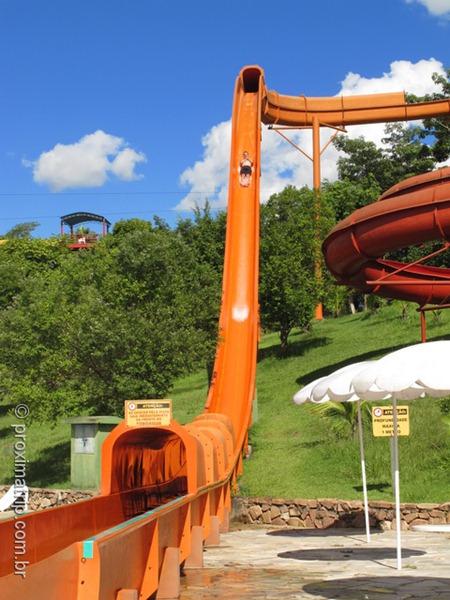 Toboágua no vertical Parque aquático Thermas Water Park - Águas de São Pedro