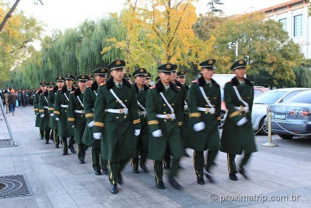 Militares marchando em rua ao lado da Praça da Paz Celestial (Tian’an Men) - Pequim - China 