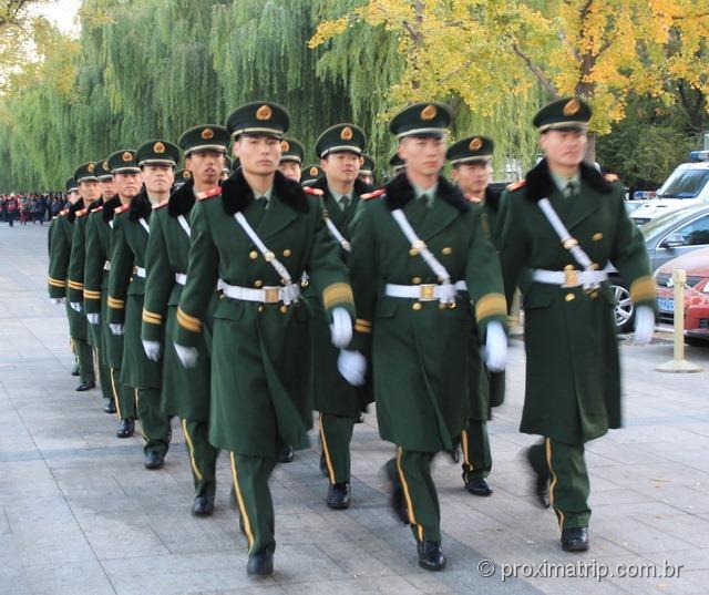 Militares marchando em rua ao lado da Praça da Paz Celestial (Tian’an Men) - Pequim - China 