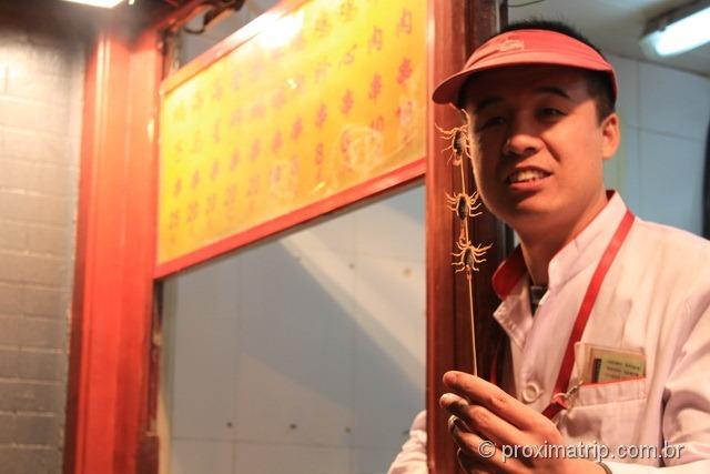 Espeto de escorpião vivo a venda em rua de Pequim