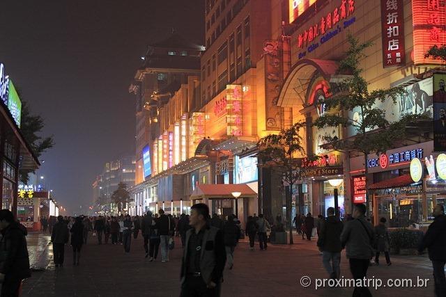 Pequim: caminhando a noite pela moderna rua Wangfujing