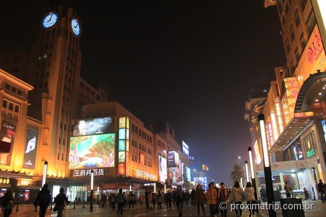 Pequim noite passeio a pé moderna rua Wangfujing