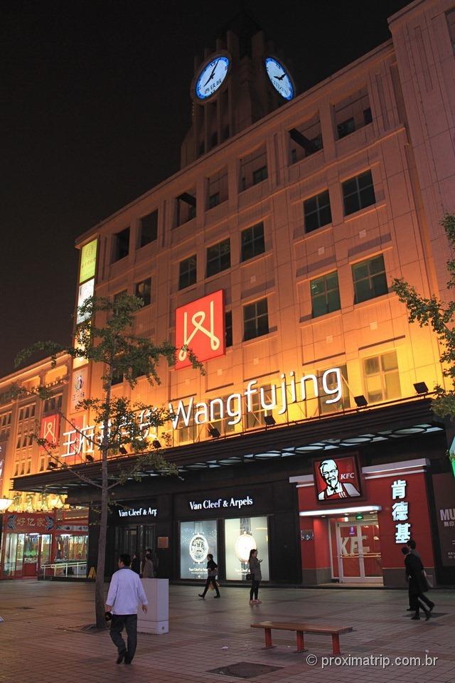 Rua Wangfujing a noite pequim