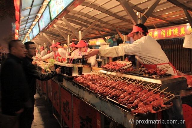 Espetos de aves - rua Dong Anmen, em Pequim