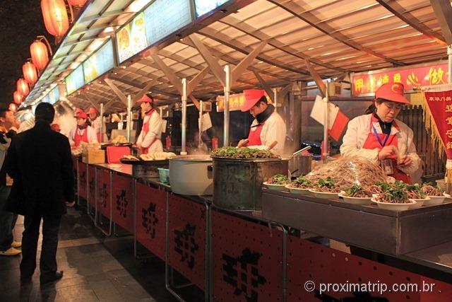 Barraquinhas de comidas - rua Dong Anmen, em Pequim