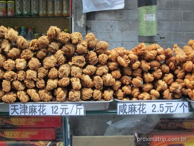 barraquinhas com snacks chineses - Pequim