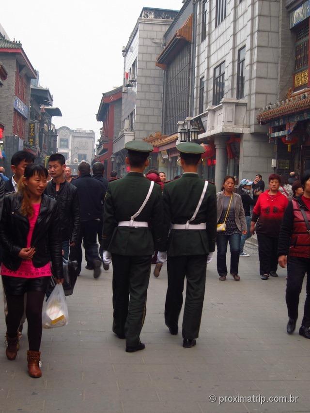 Dois guardas marchando pela rua Dashilan em Pequim