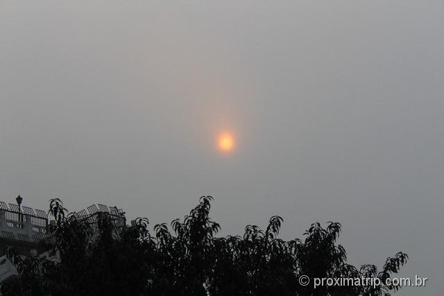 O sol escondido atrás da forte poluição em Pequim