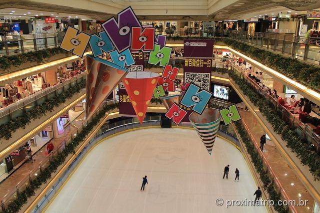 os vários andares do shopping Beijing New World Centre, e sua pista de patinação