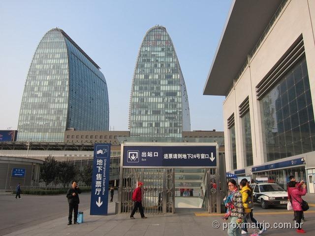 Estação de metrô/trem em Pequim. Daí sai o trem que leva até a muralha da china em Badaling