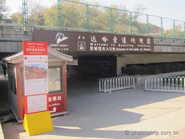 Entrada do teleférico que leva até o topo da muralha da china, em Badaling