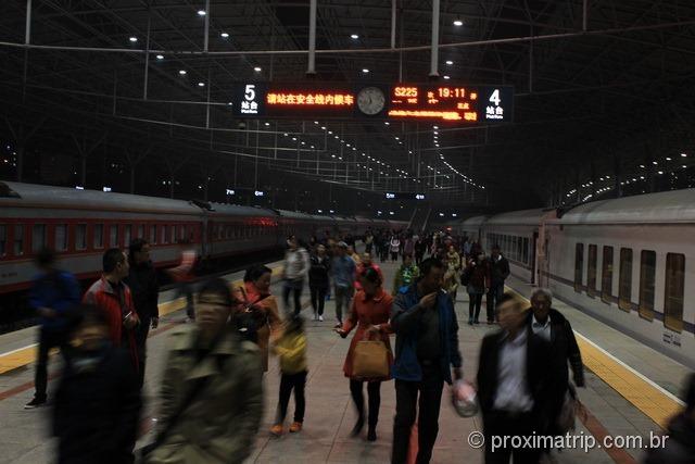 Muralha da China chegada estação trem Pequim integração metrô