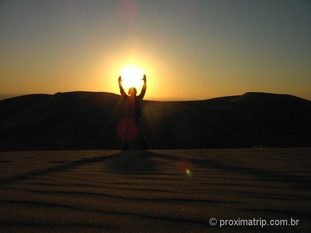 Lindo pôr-do-sol no deserto de Ica - Perú