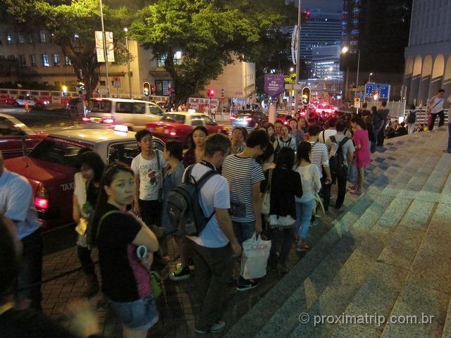 Fila para o entrar no trenzinho que leva ao Victoria Peak