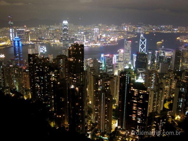 Victoria Peak a noite: bela vista dos arranha céus de Hong Kong