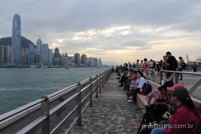 Pier de Kowloon e o Skyline da cidade de Hong Kong