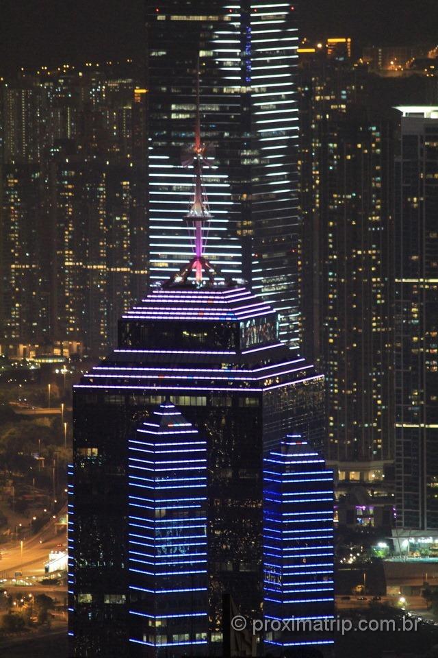 Arranha céus todos iluminados em Hong Kong